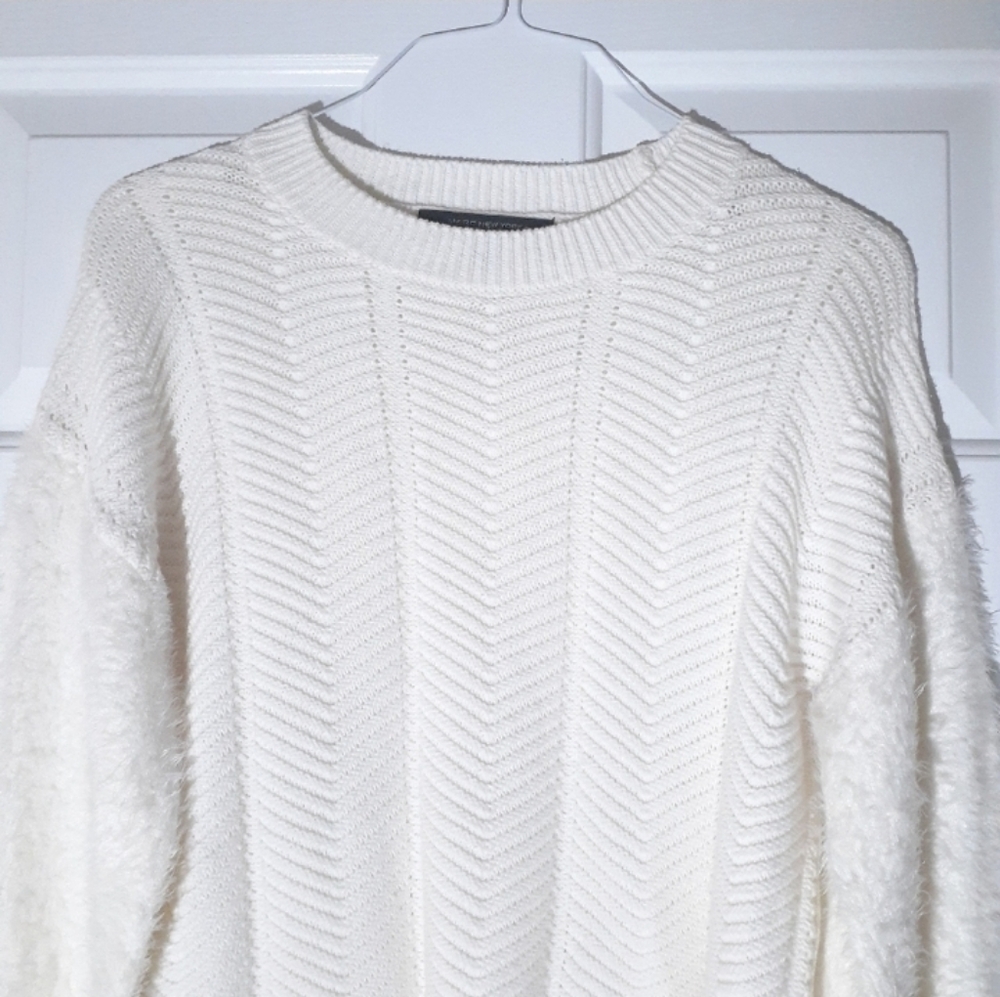Marc New York Andrew Marc Ivory knit fuzzy sleeves crew neck sweater, size Med - Picture 5 of 13